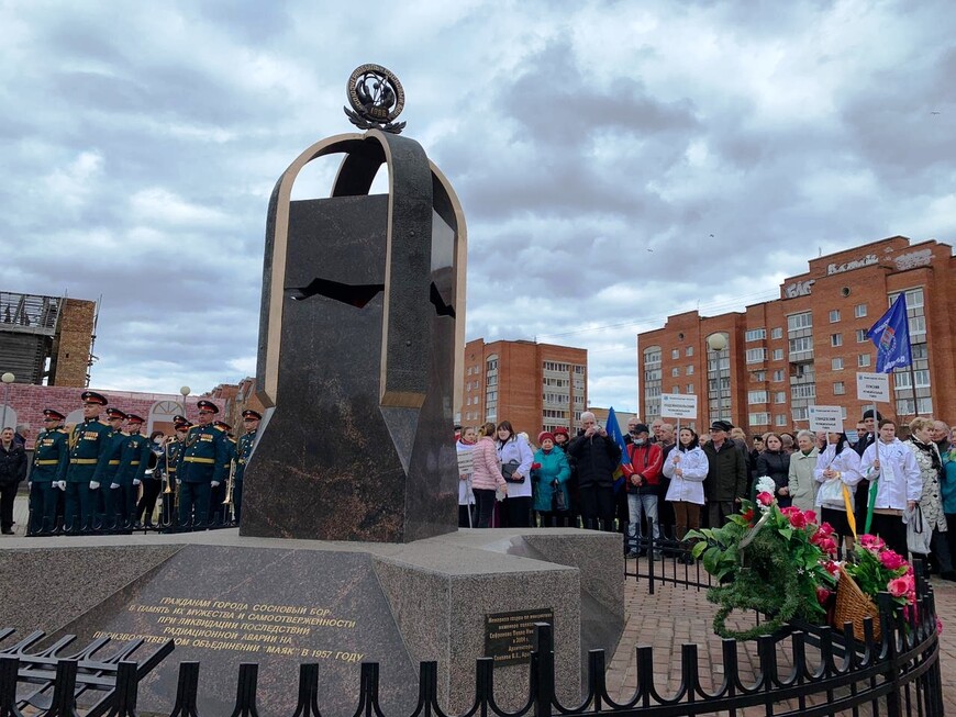 Днем памятник и скорби. Памятник чернобыльцам Осинники. Осинники памятник чернобыльцам глава города. Сквер чернобыльцев в Сосновом Бору. Памятник ликвидаторам атомных катастроф.