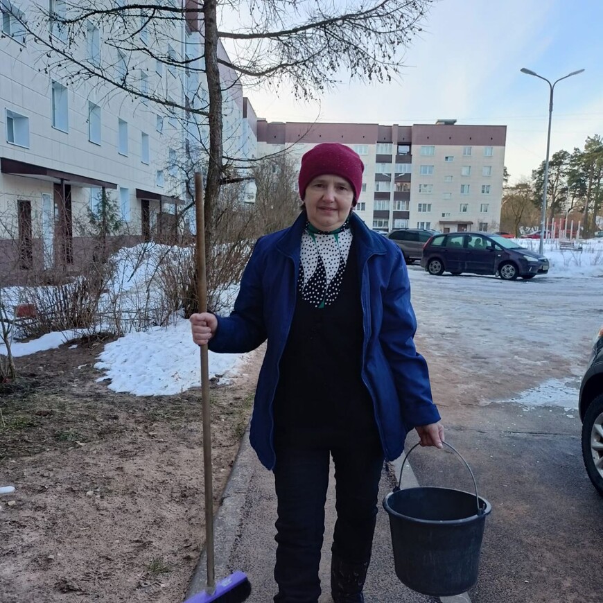 Уборщица подглядывает за лысым мужиком, пока он дрочит член