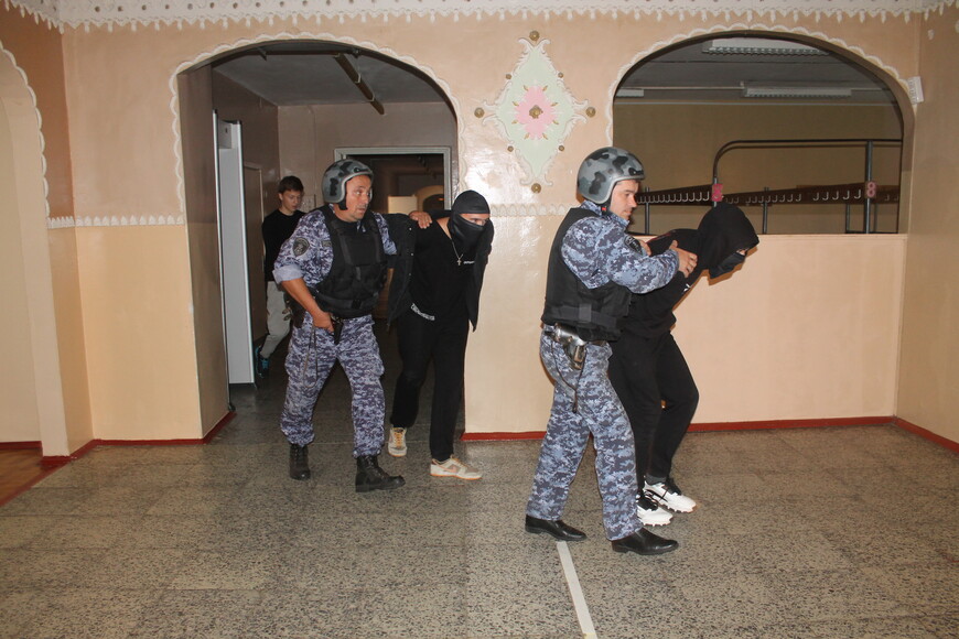 Совершено нападение на школу. Совершено нападение на школу. Совершено нападение на школу. 15 января 127 школа пермь. Совершено нападение на школу.